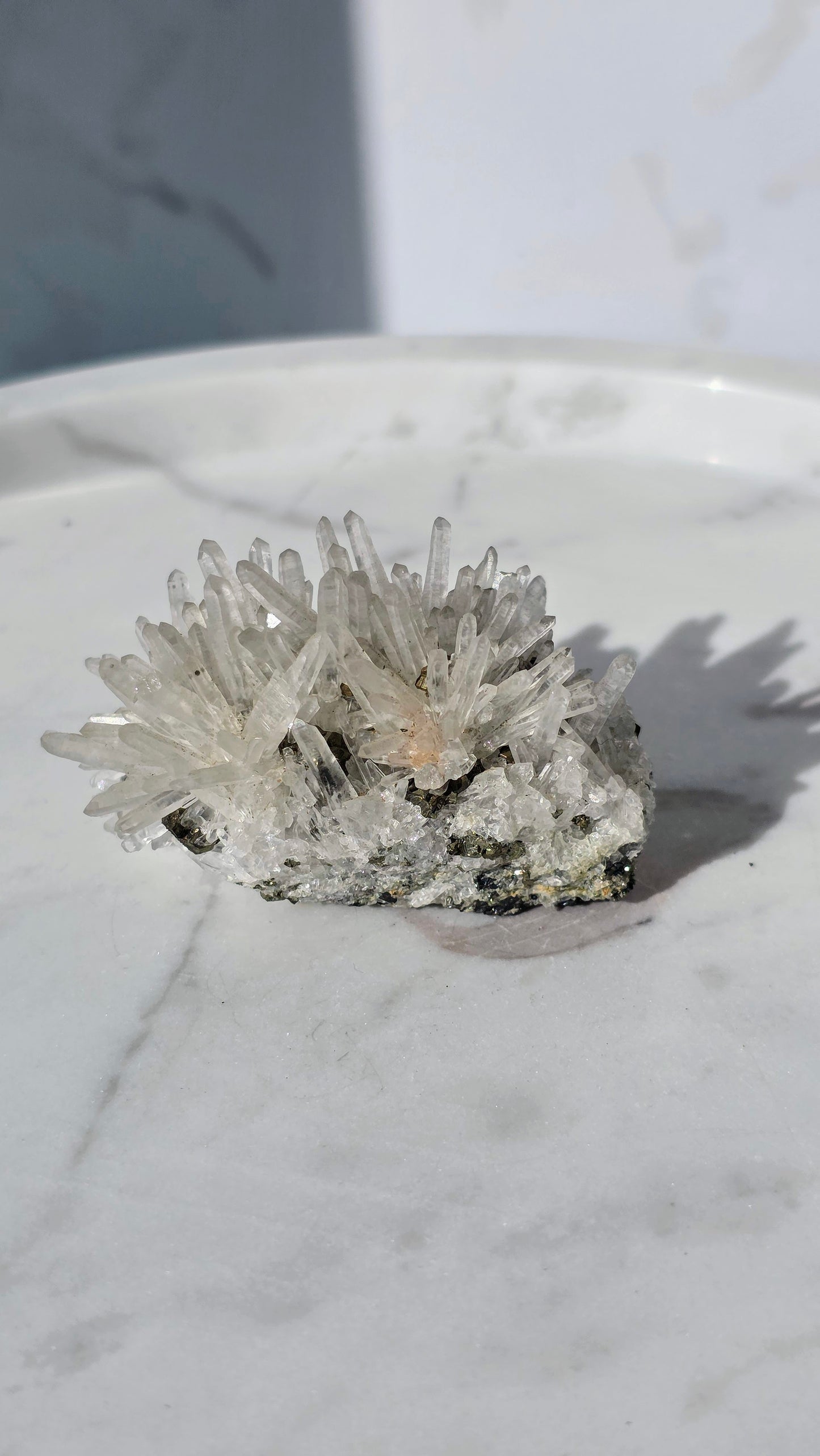 Nadelquarz mit Pyritwürfeln aus Rumänien