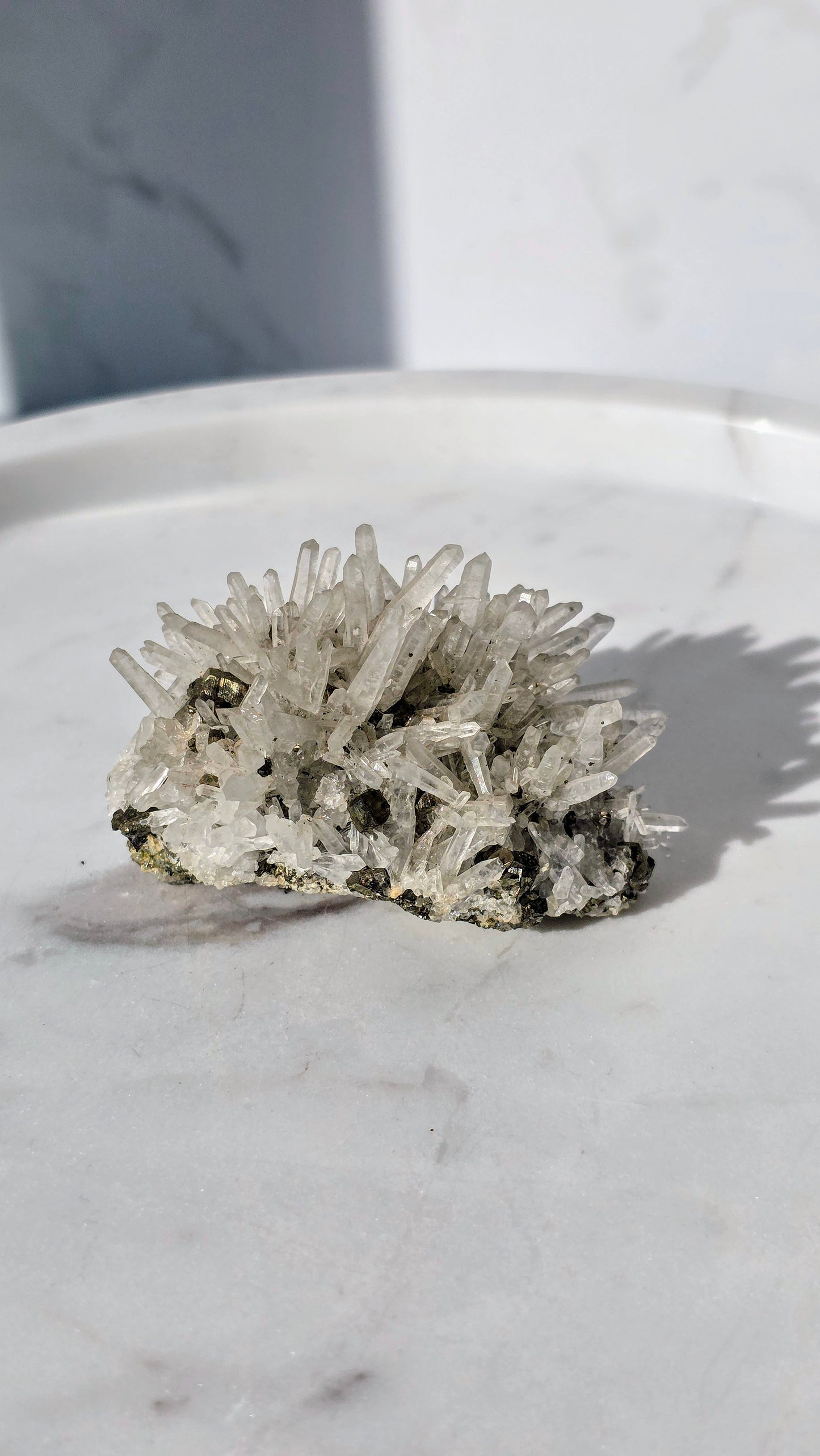Nadelquarz mit Pyritwürfeln aus Rumänien