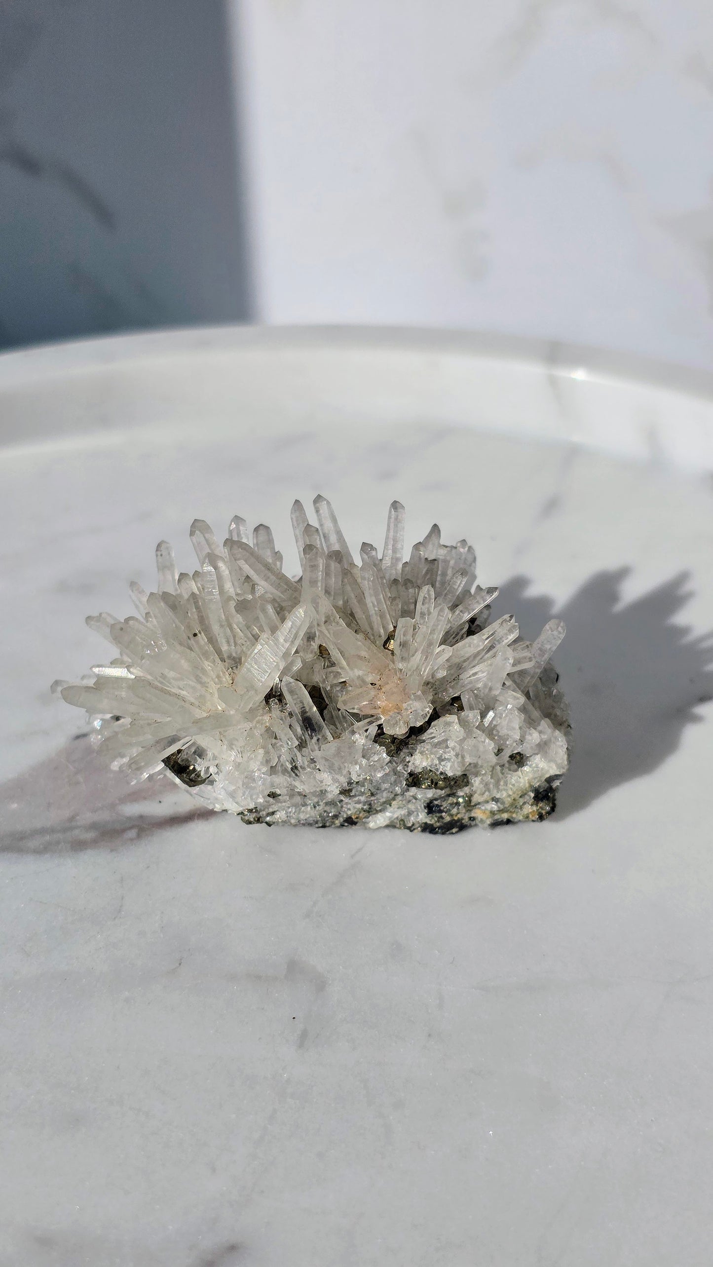 Nadelquarz mit Pyritwürfeln aus Rumänien