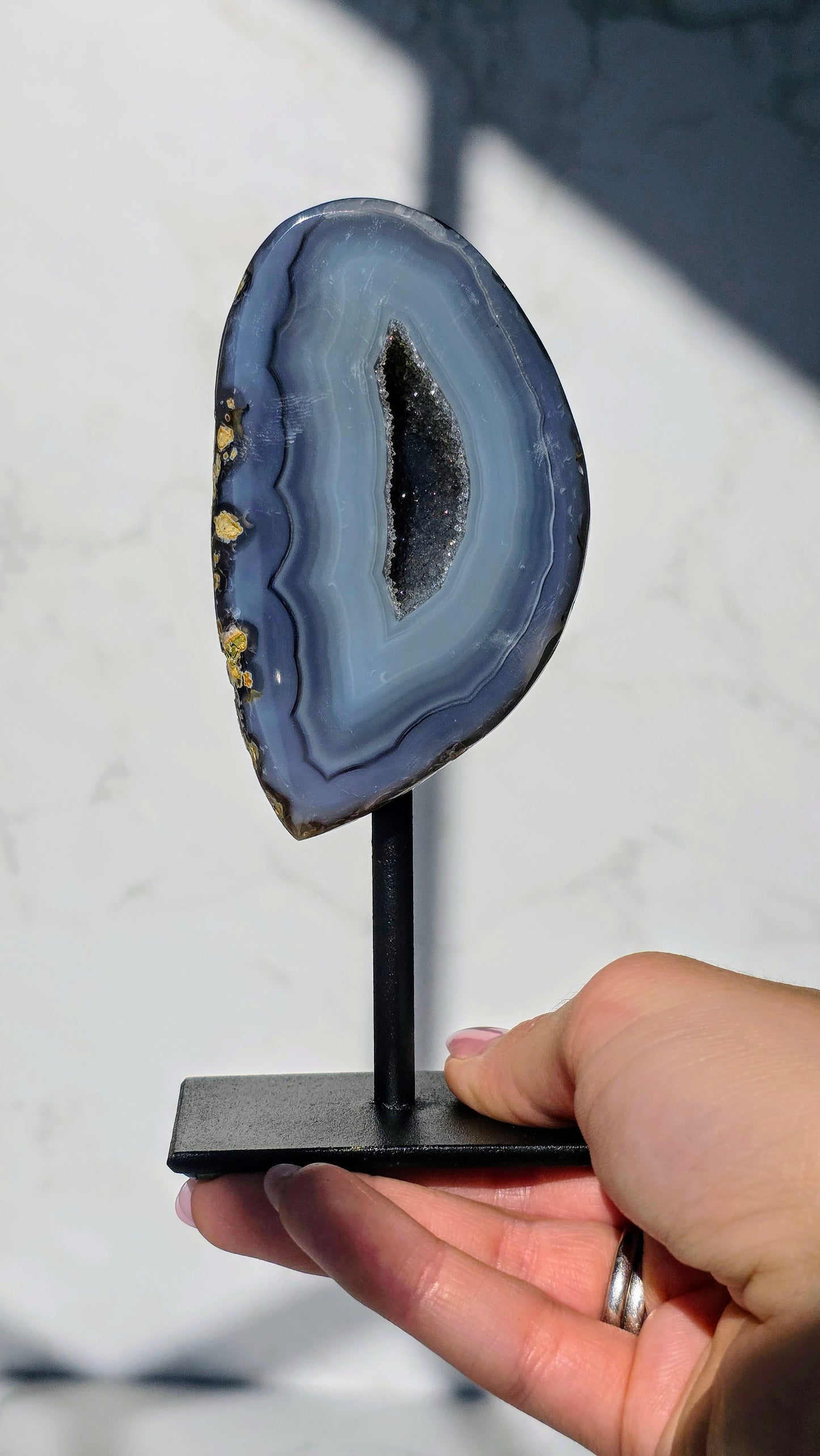Blaue glitzer Achat Geode auf Ständer