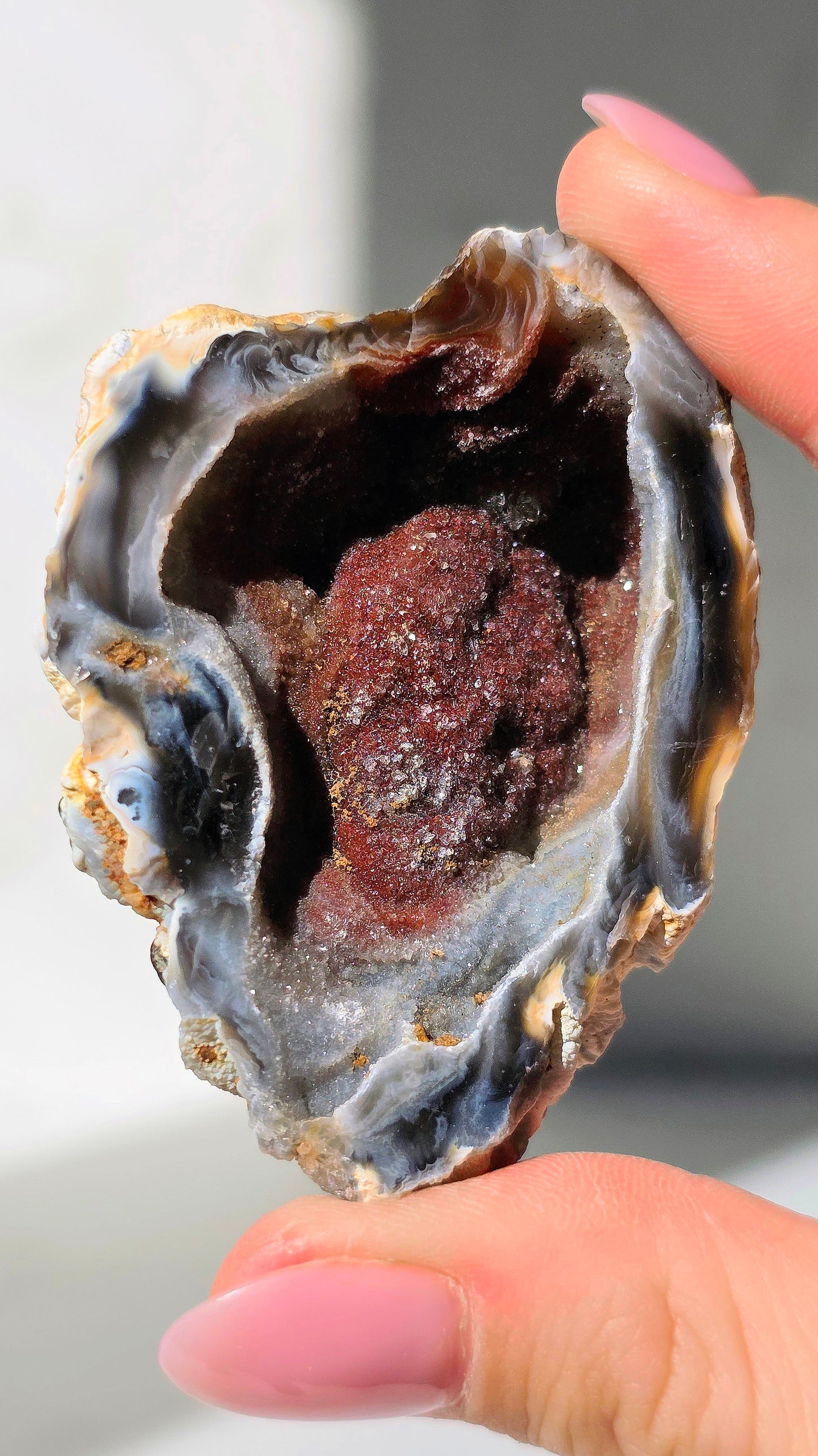 Rote Achat Quarz Geode aus Brasilien mit Glitzereffekt