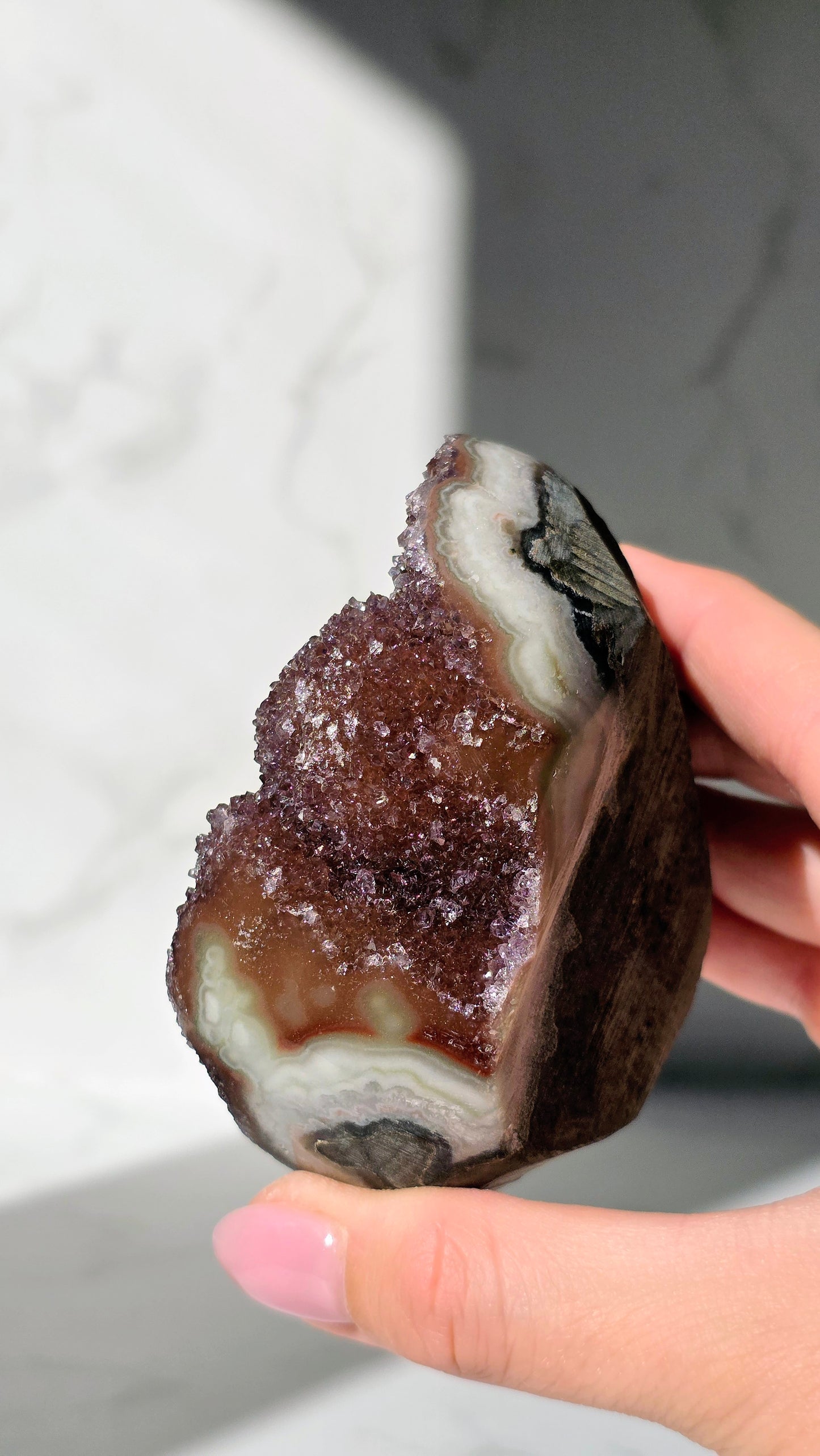 Roter Amethyst Freiform mit Glitzereffekt aus Brasilien