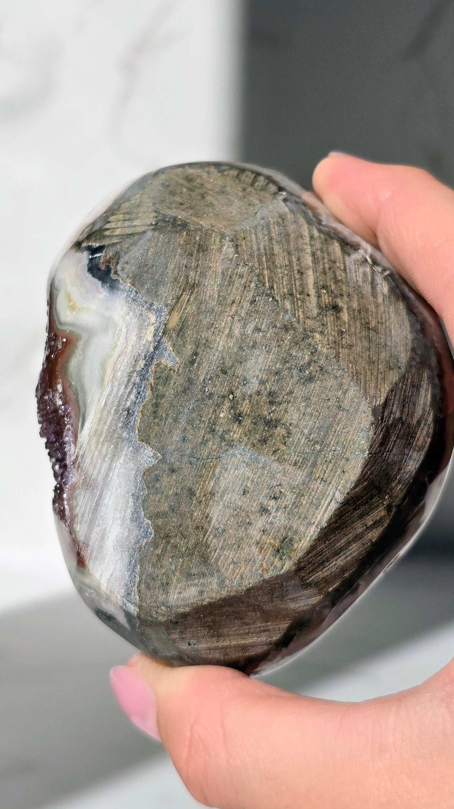 Roter Amethyst Freiform mit Glitzereffekt aus Brasilien