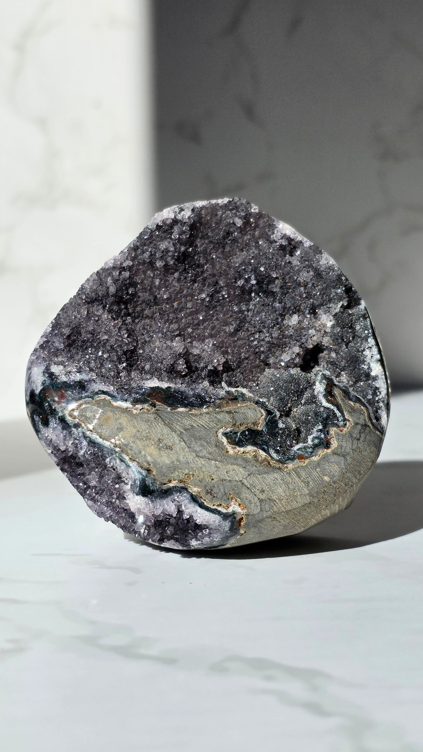Schwarzer Amethyst Freiform mit Glitzereffekt aus Brasilien