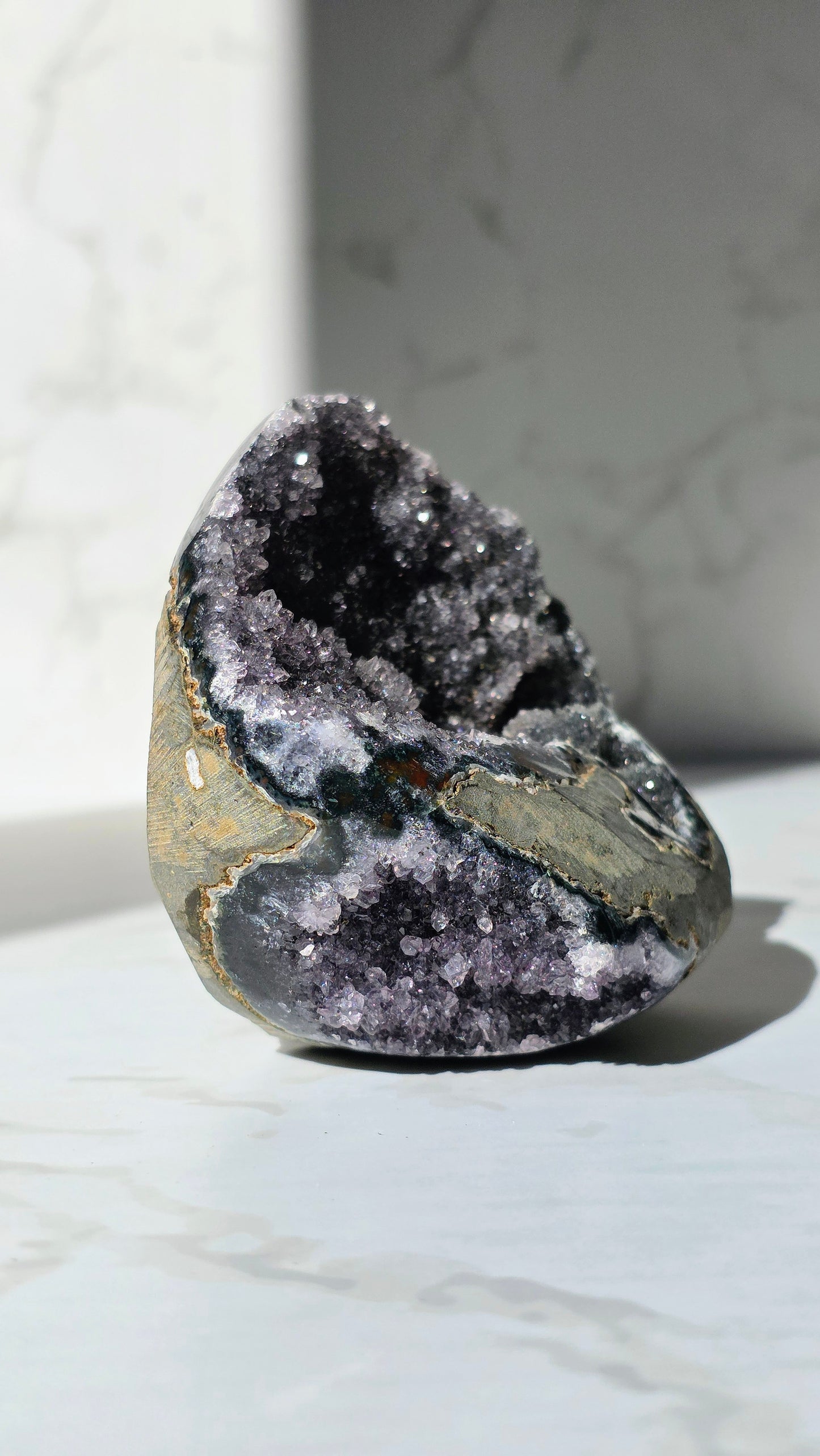 Schwarzer Amethyst Freiform mit Glitzereffekt aus Brasilien