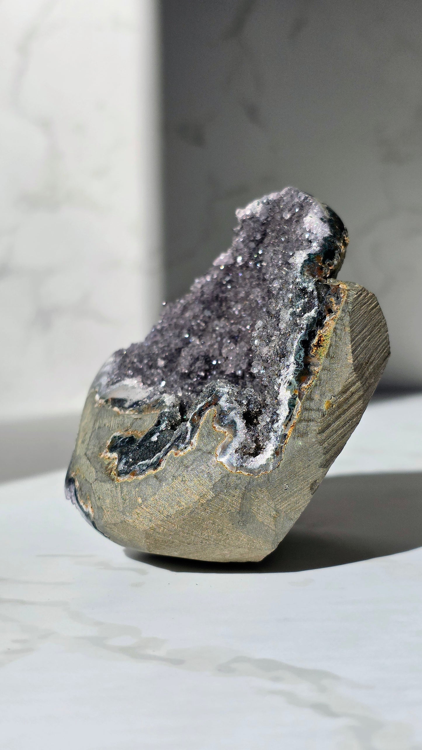 Schwarzer Amethyst Freiform mit Glitzereffekt aus Brasilien