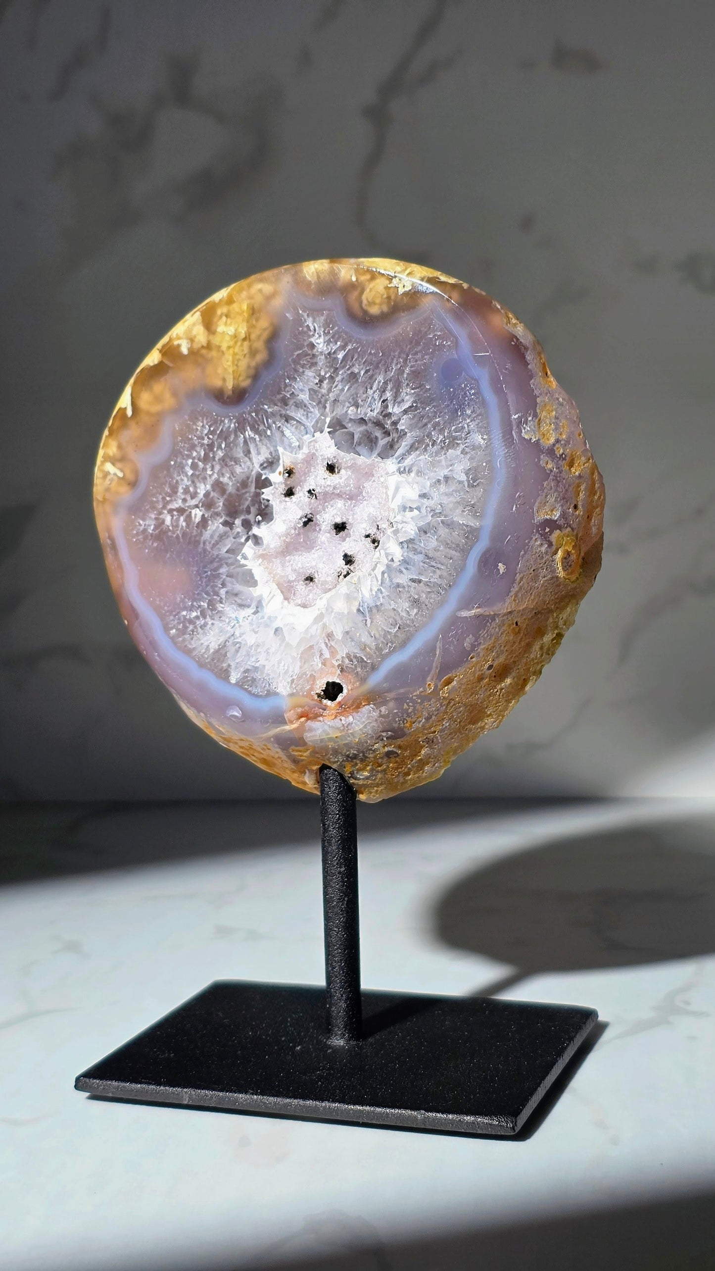 Blaue druzy Achat Geode auf Ständer