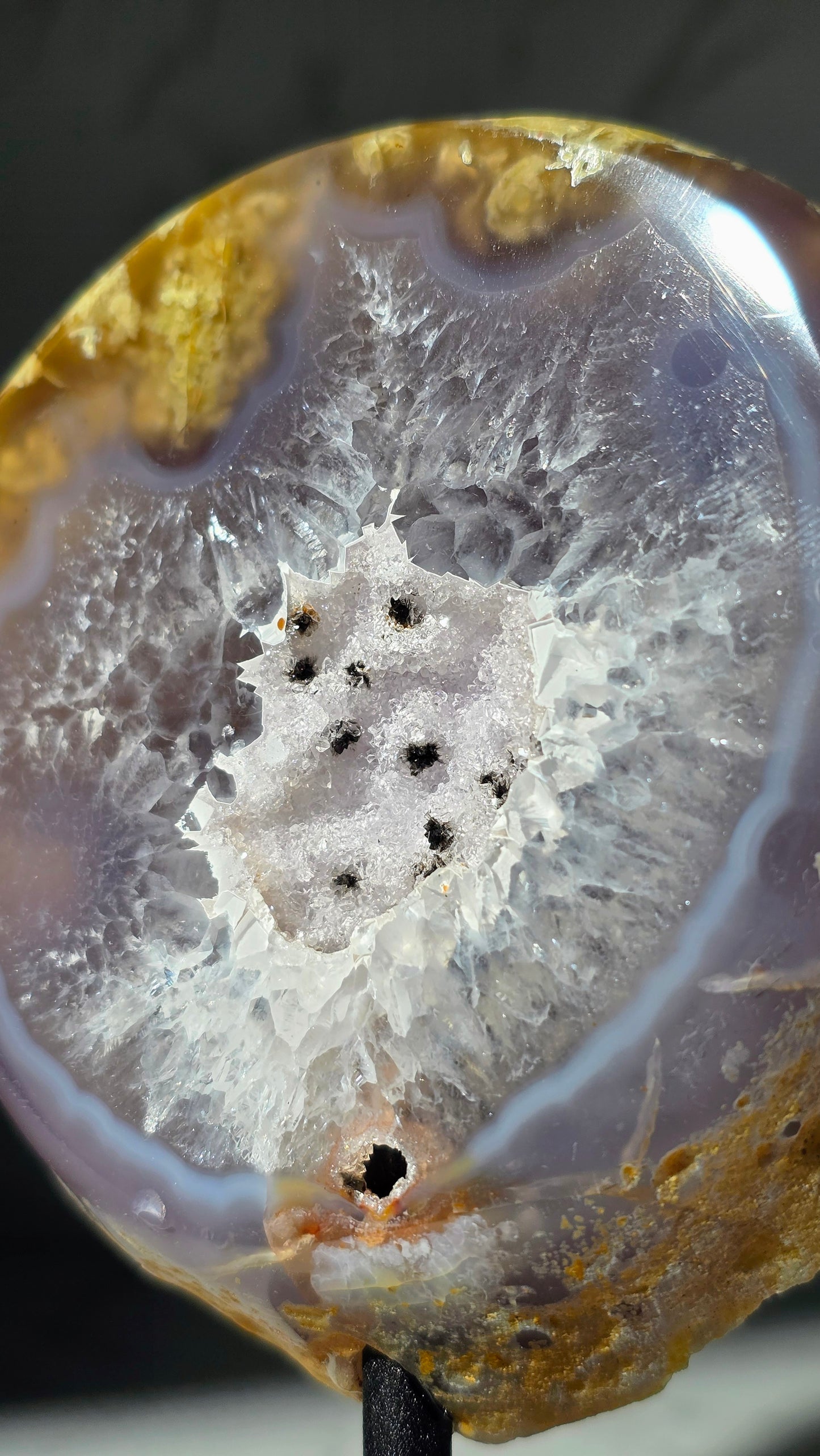 Blaue druzy Achat Geode auf Ständer
