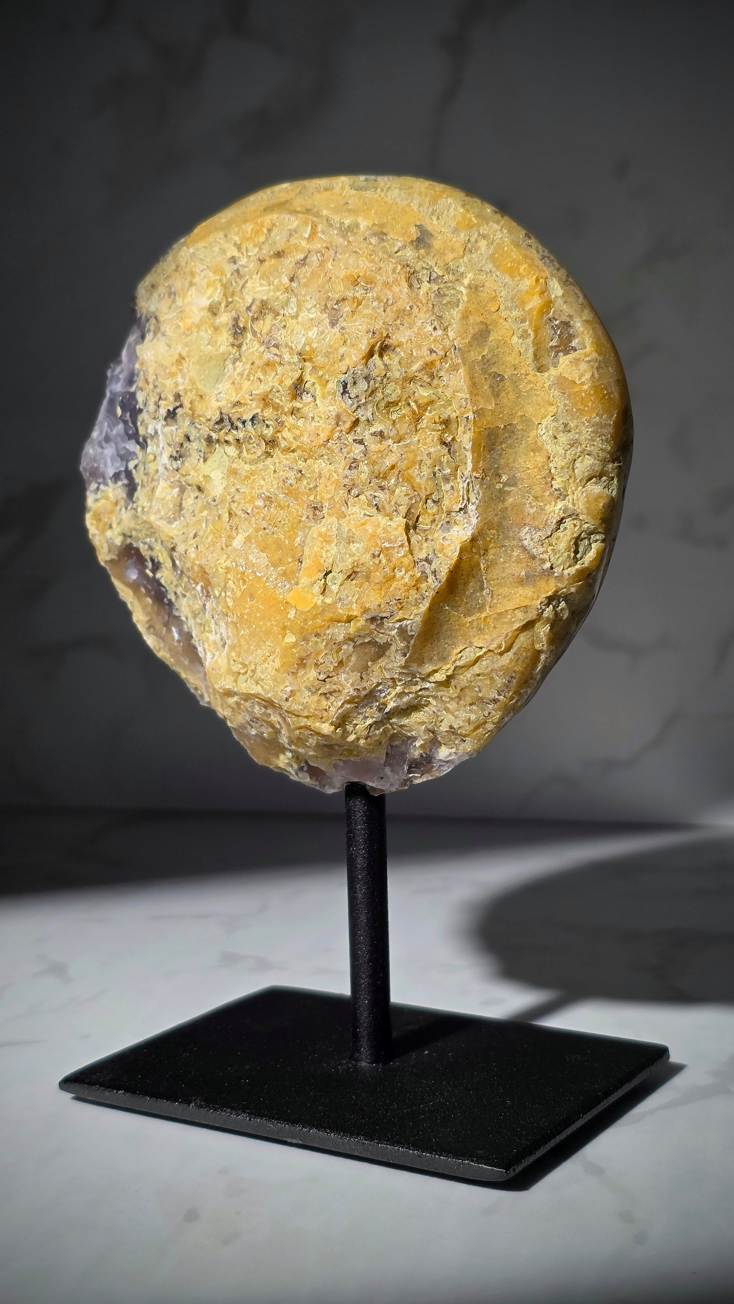 Blaue druzy Achat Geode auf Ständer
