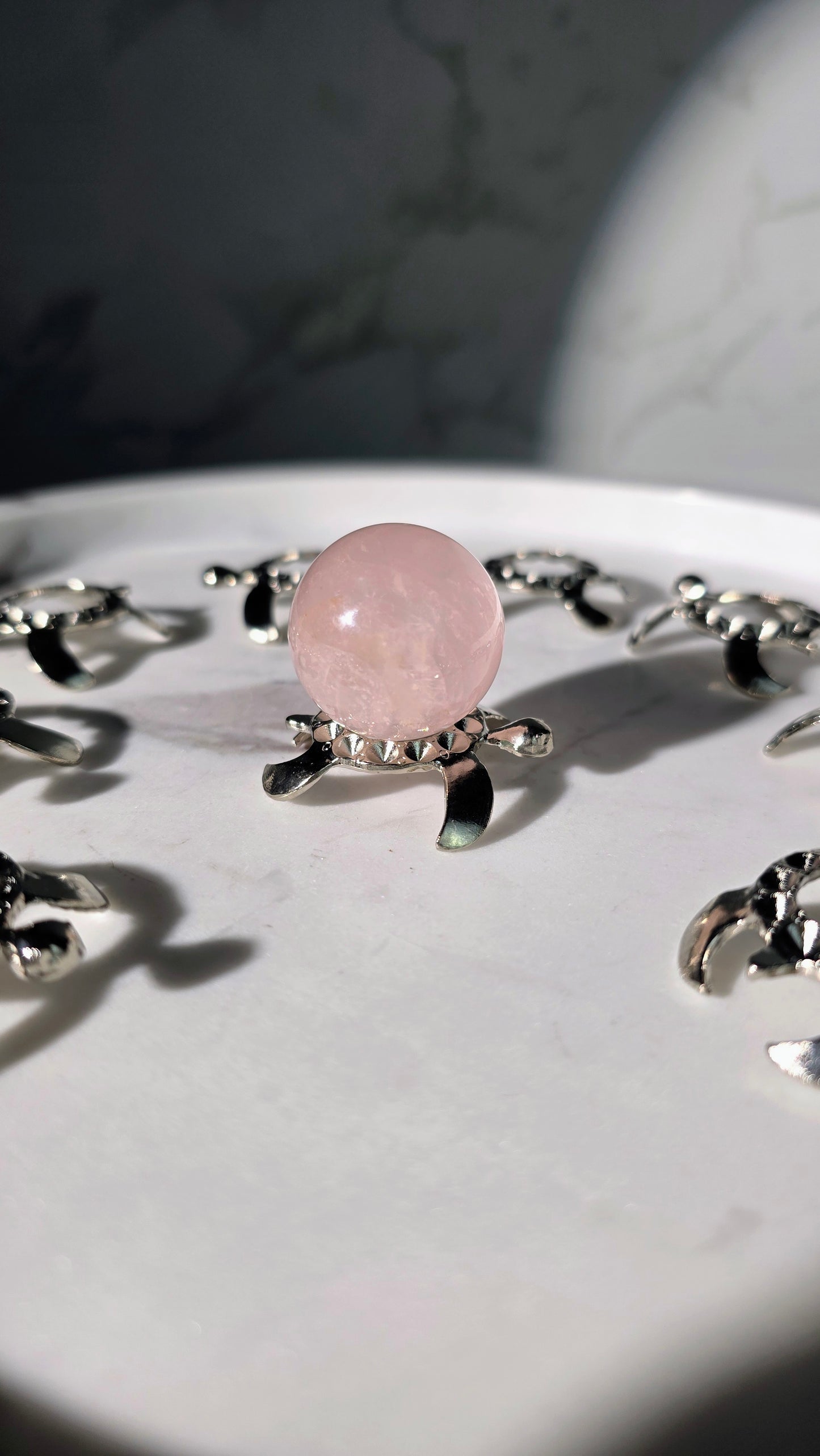 Kugelhalter „Schildkröte“ Silber – Verspielte Eleganz für kleine Kristallkugeln