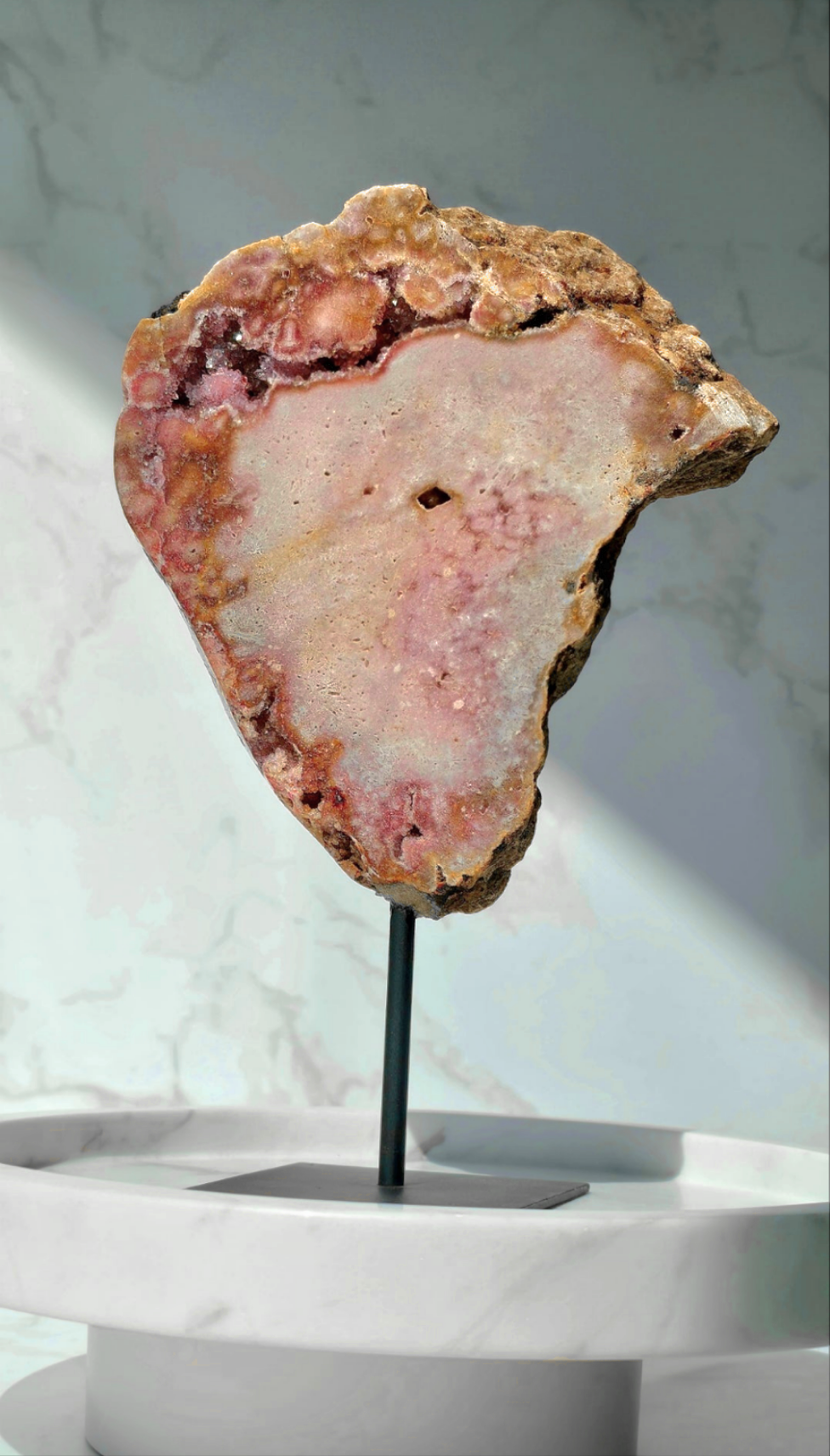 Pink Amethyst Slab auf Ständer aus Brasilien mit Glitzerdrusen