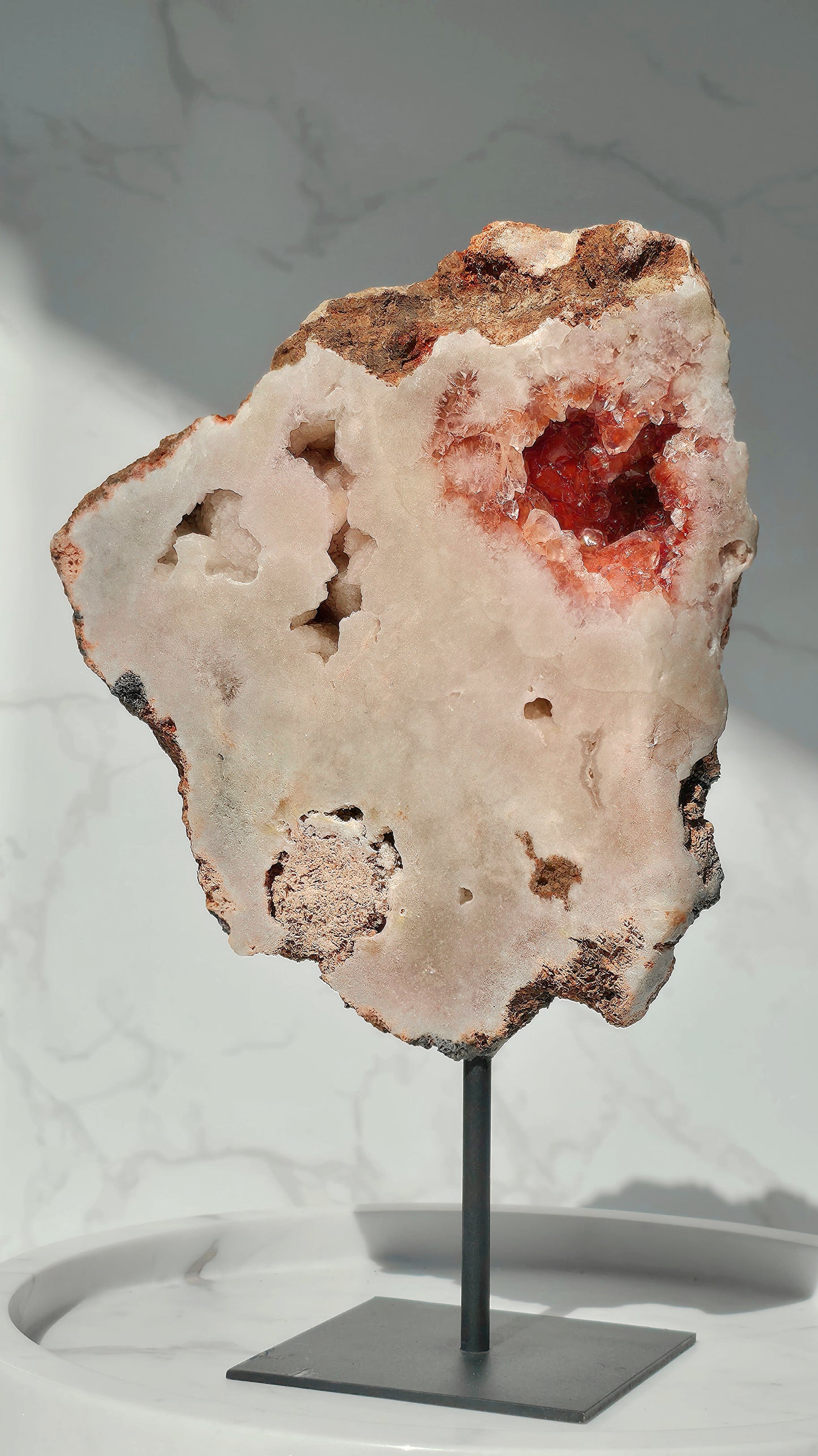 Pink Amethyst Slab auf Ständer aus Brasilien mit Glitzerdrusen