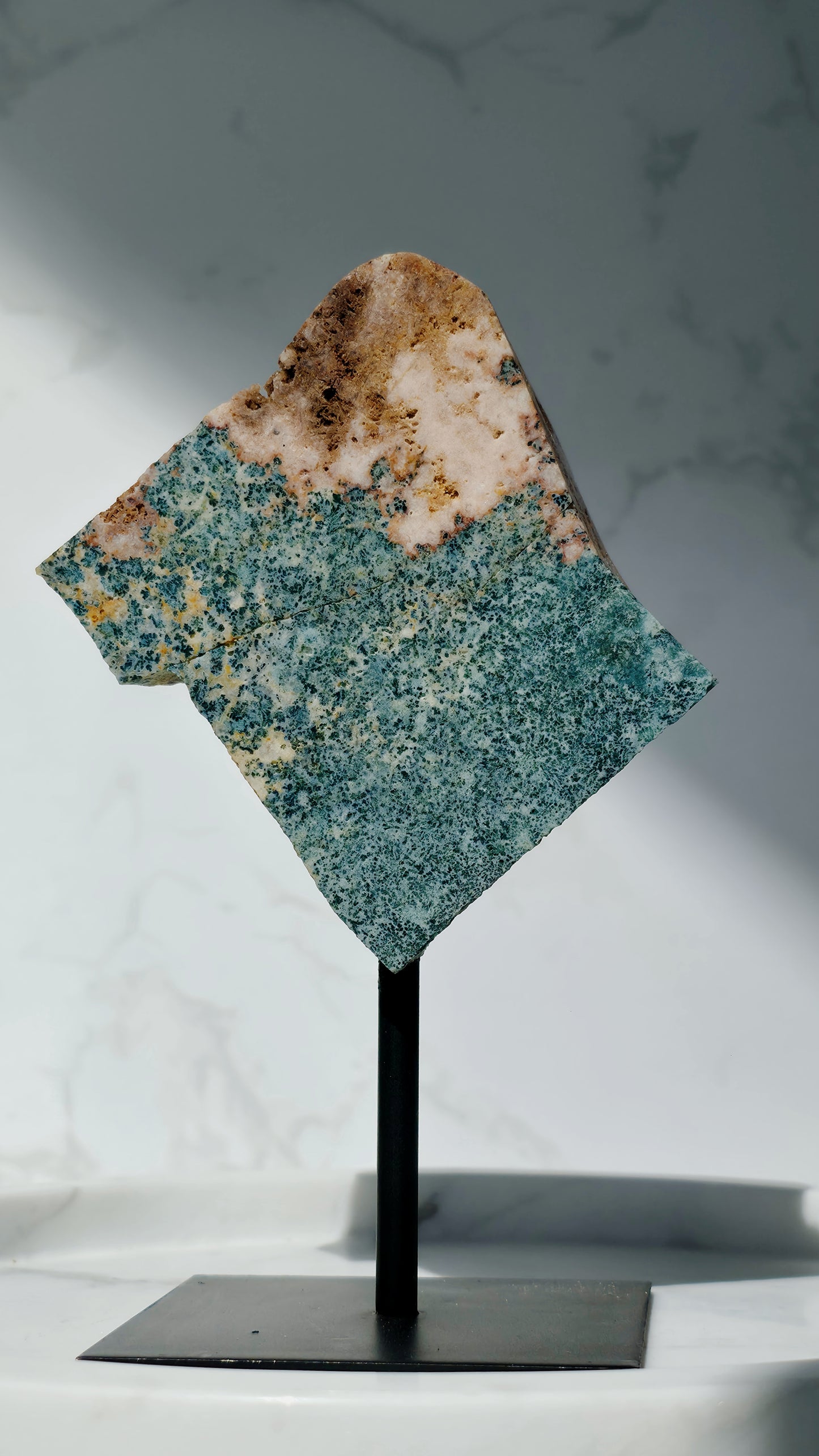 Pink Amethyst Slab auf Ständer aus Brasilien mit Glitzerdrusen