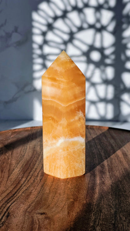 XL HQ Orangencalcit Turm