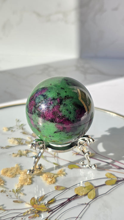 Rubin in Zoisit Kugel (fluorisziert unter UV-Licht)