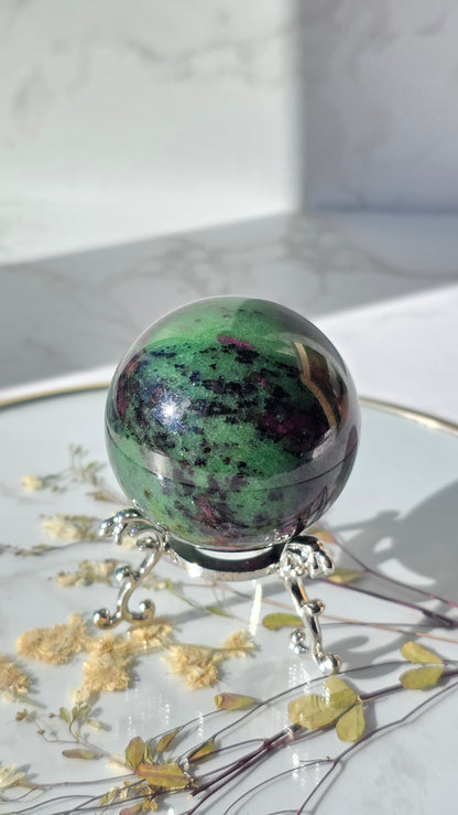 Rubin in Zoisit Kugel (fluorisziert unter UV-Licht)