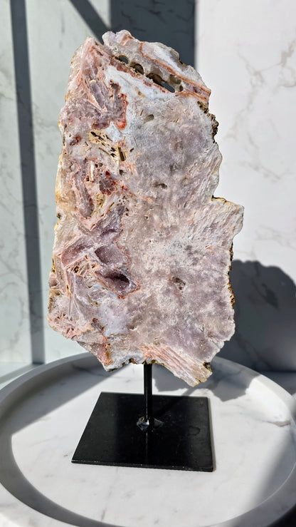 Pink Amethyst Slab auf Ständer mit viel Glitzer und einzigartiger Maserung
