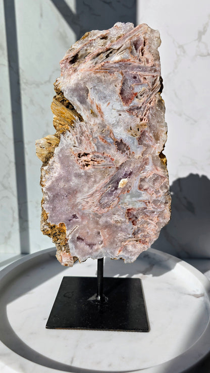 Pink Amethyst Slab auf Ständer mit viel Glitzer und einzigartiger Maserung