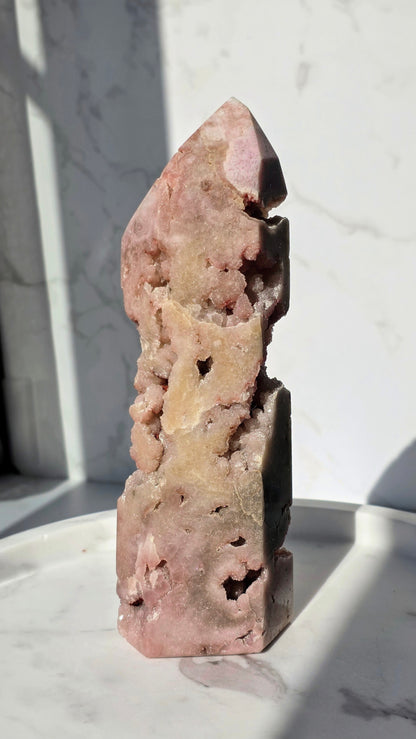 Pink Amethyst Turm mit Glitzerdrusen