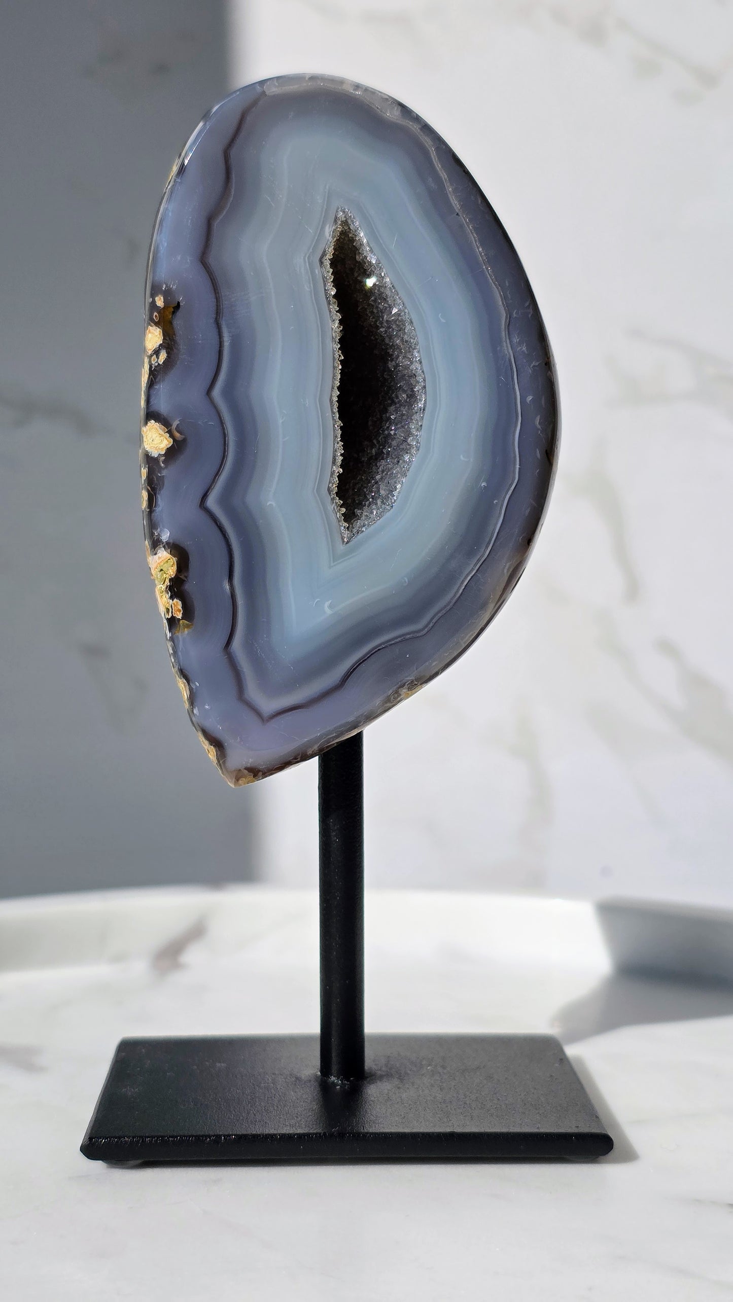 Blaue glitzer Achat Geode auf Ständer