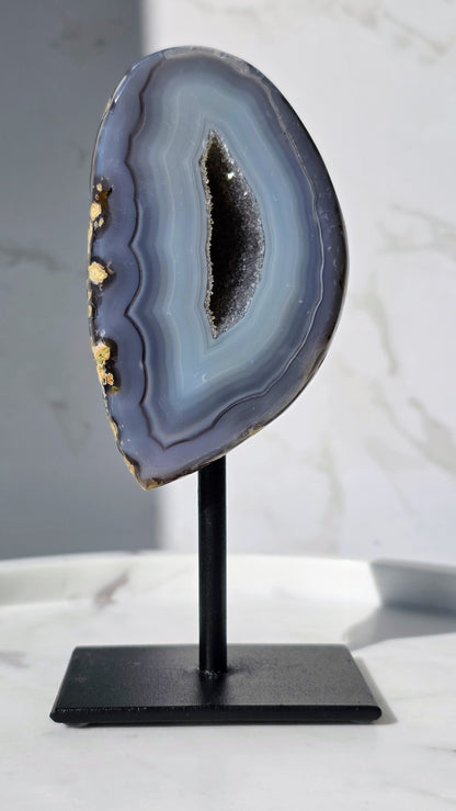 Blaue glitzer Achat Geode auf Ständer