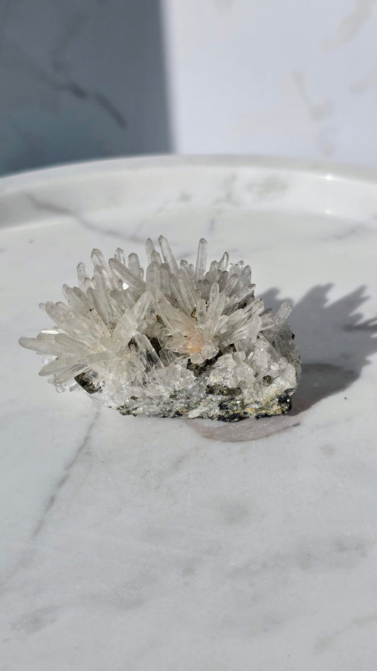 Nadelquarz mit Pyritwürfeln aus Rumänien