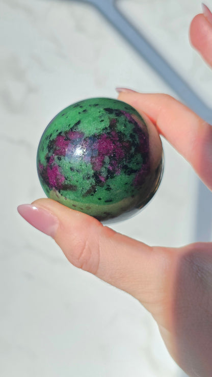 Rubin in Zoisit Kugel (fluorisziert unter UV-Licht)