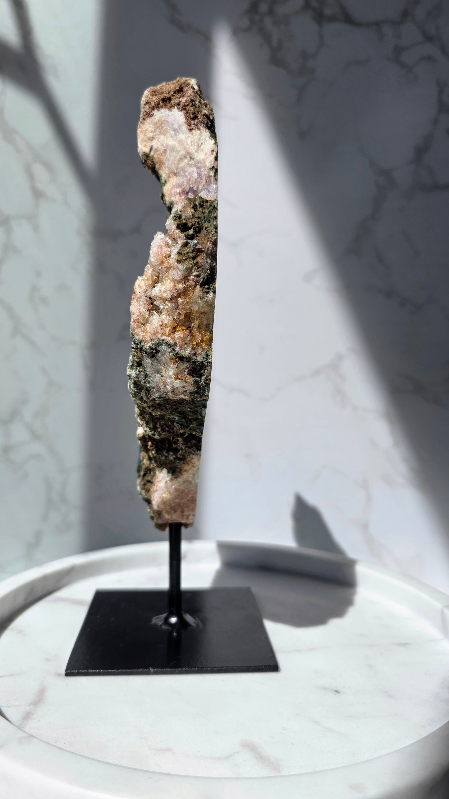 Pink Amethyst Slab auf Ständer mit wunderschöner Maserung