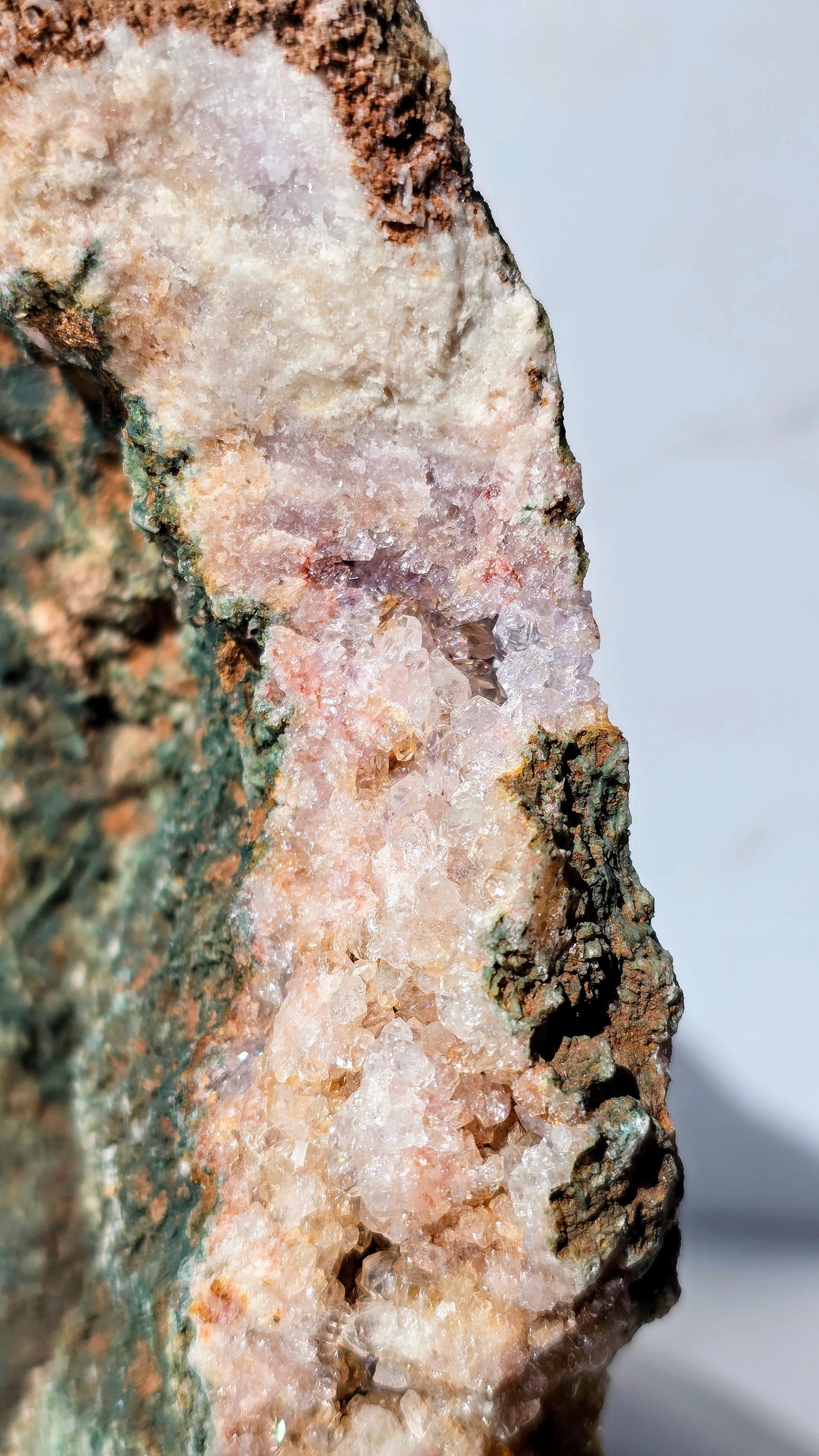 Pink Amethyst Slab auf Ständer mit wunderschöner Maserung