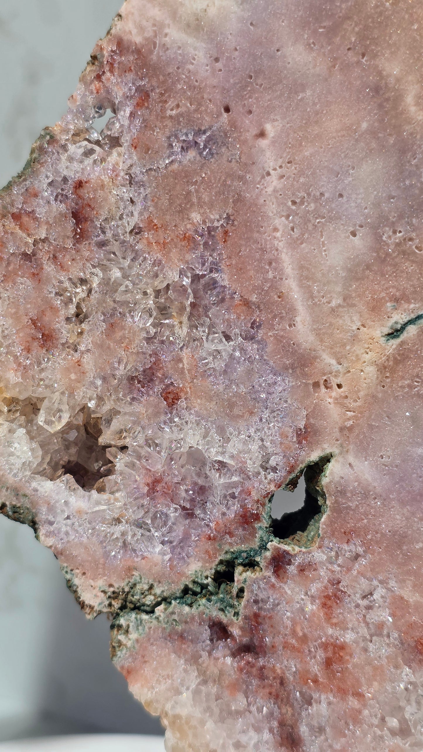 Pink Amethyst Slab auf Ständer mit wunderschöner Maserung