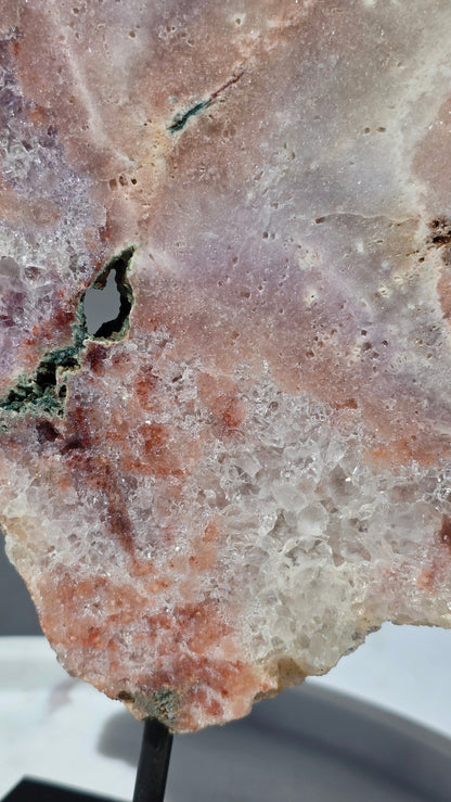 Pink Amethyst Slab auf Ständer mit wunderschöner Maserung