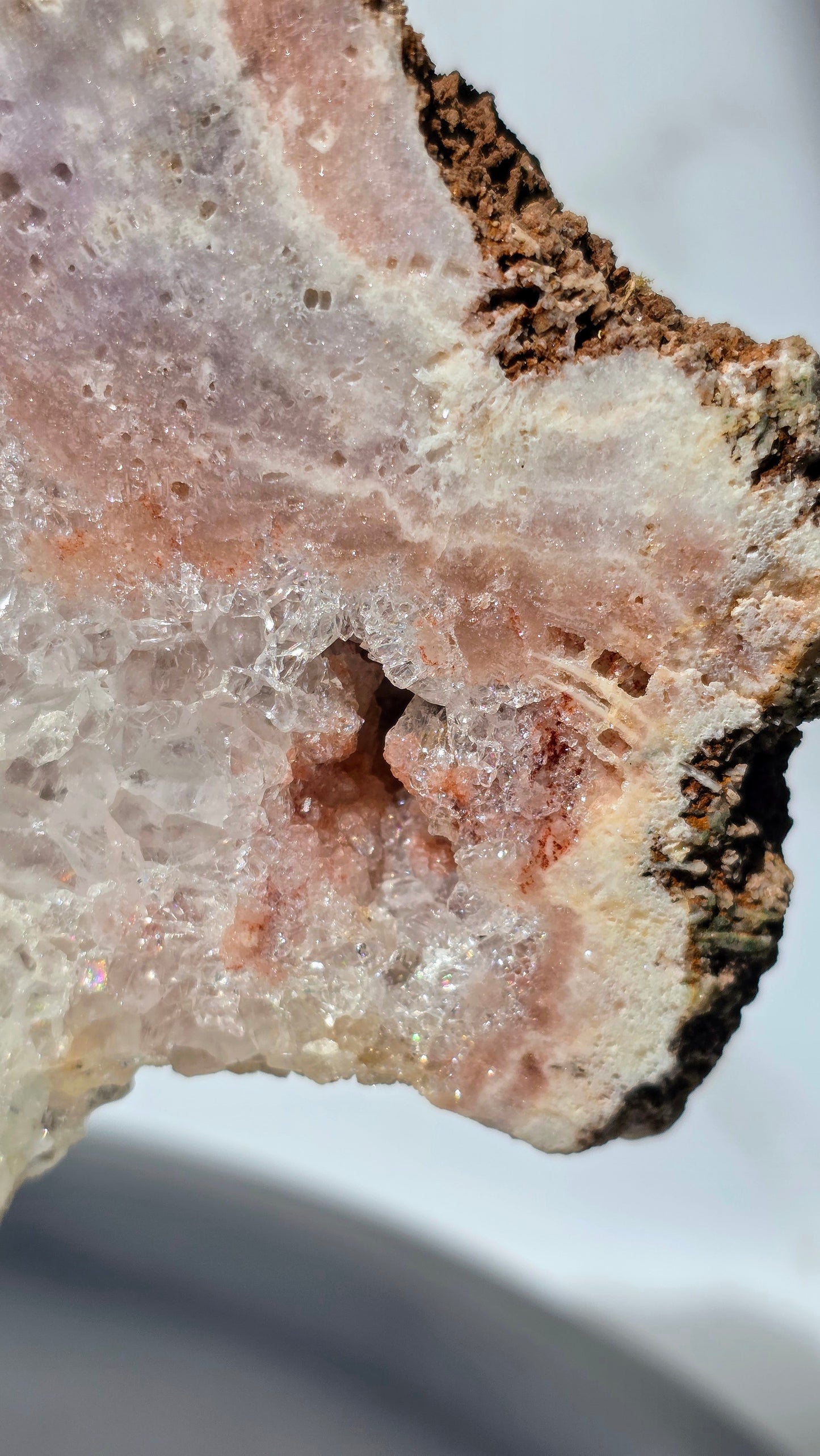 Pink Amethyst Slab auf Ständer mit wunderschöner Maserung