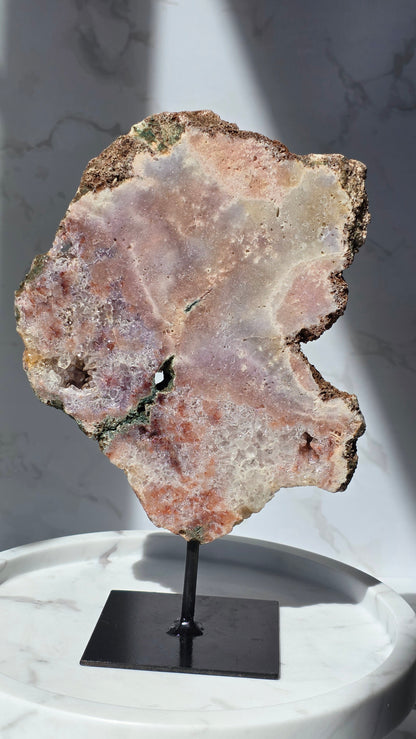 Pink Amethyst Slab auf Ständer mit wunderschöner Maserung