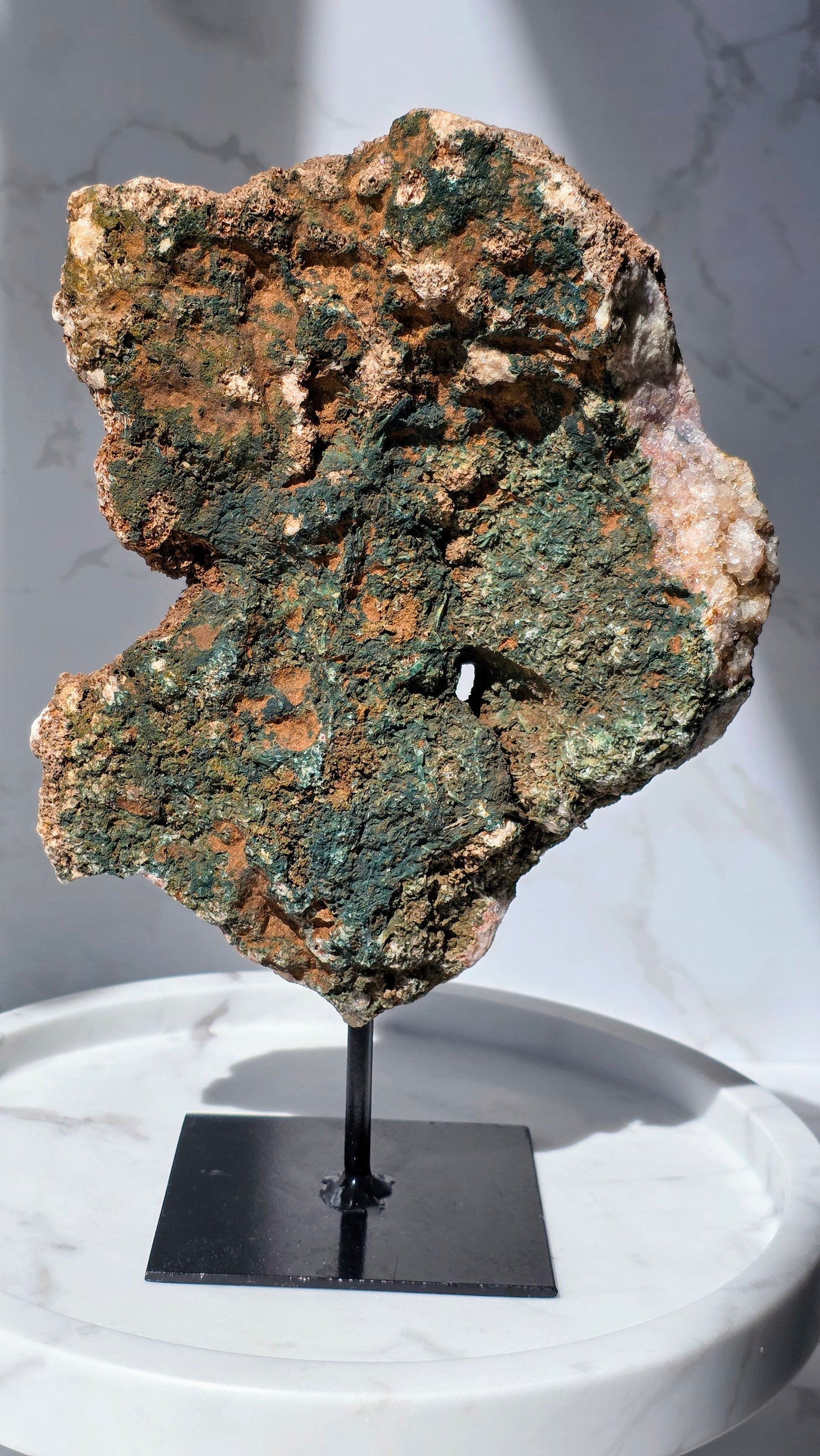 Pink Amethyst Slab auf Ständer mit wunderschöner Maserung