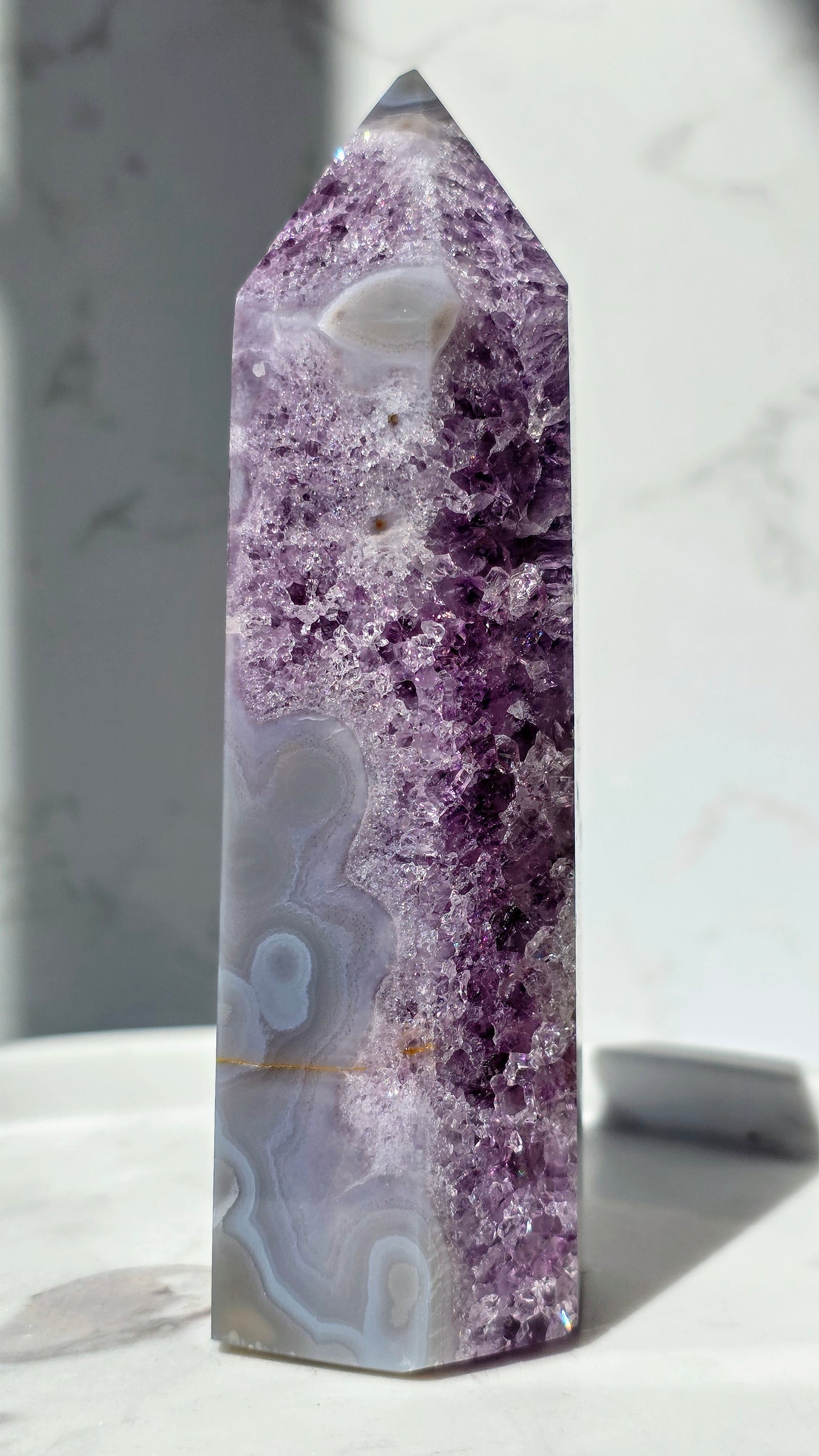 Lila Amethyst Turm mit blauer Achatbänderung