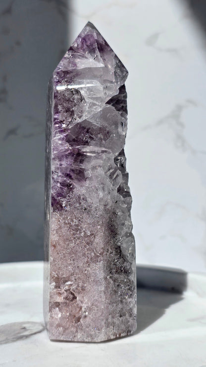 Lila Amethyst Turm mit blauer Achatbänderung