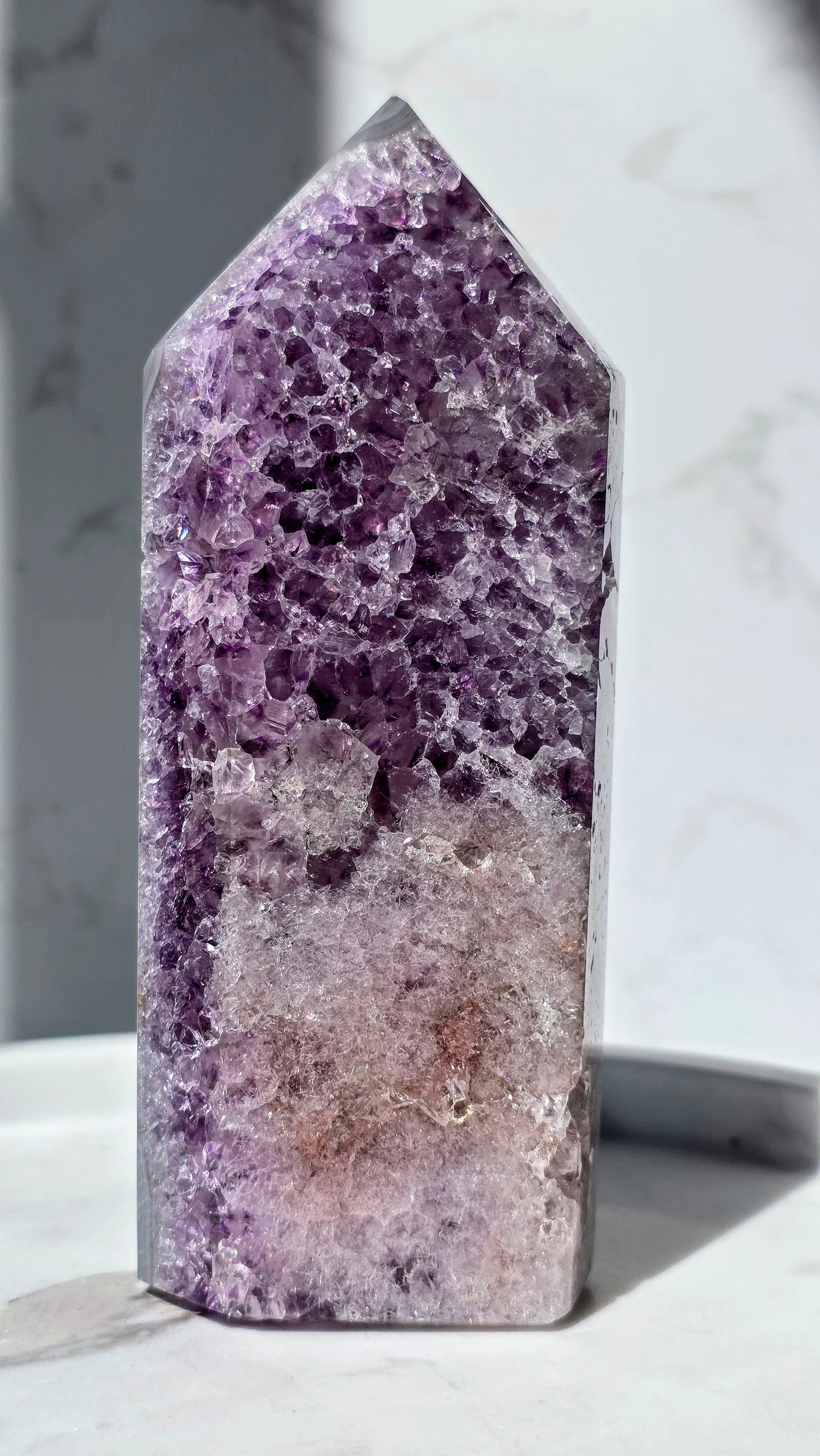 Lila Amethyst Turm mit blauer Achatbänderung