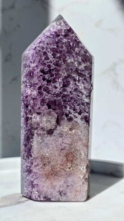 Lila Amethyst Turm mit blauer Achatbänderung
