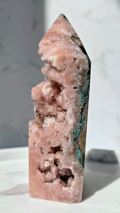 Pink Amethyst Turm mit Glitzerdrusen