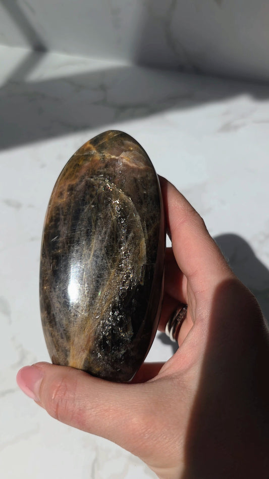 Schwarzer Mondstein mit Flash aus Madagaskar