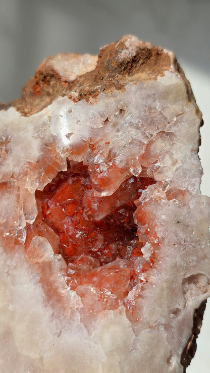 Pink Amethyst Slab auf Ständer aus Brasilien mit Glitzerdrusen