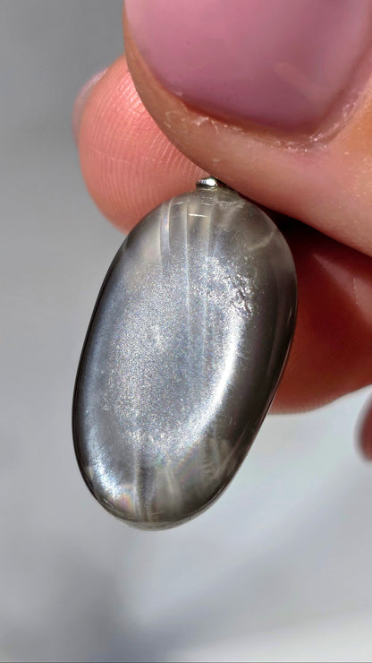 Grauer Mondstein Anhänger mit Silber-Flash