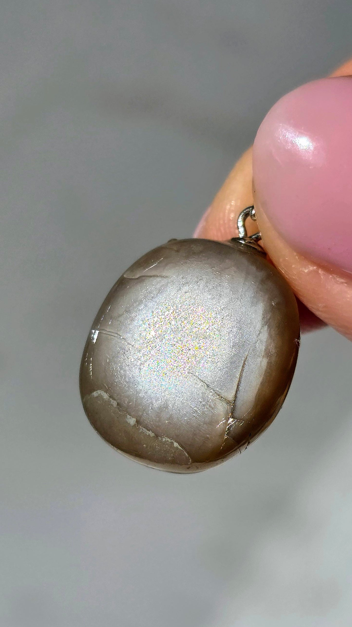 Grauer Mondstein Anhänger mit Silber-Flash