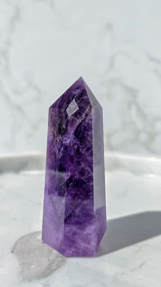 Amethyst Turm mit intensiver violetter Maserung
