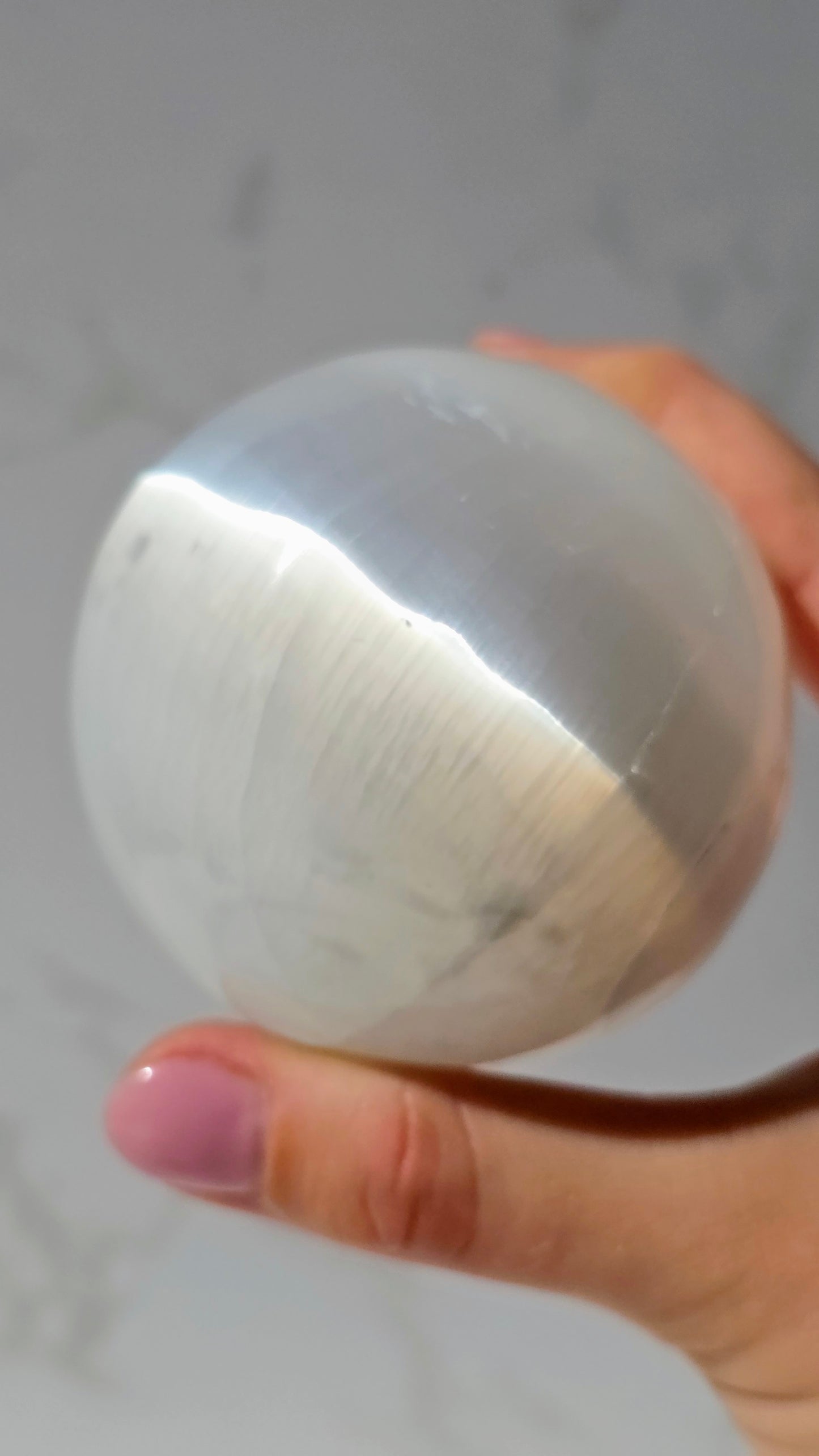 XL Selenit Kugel 7,5 cm - Lichtvolle Reinheit