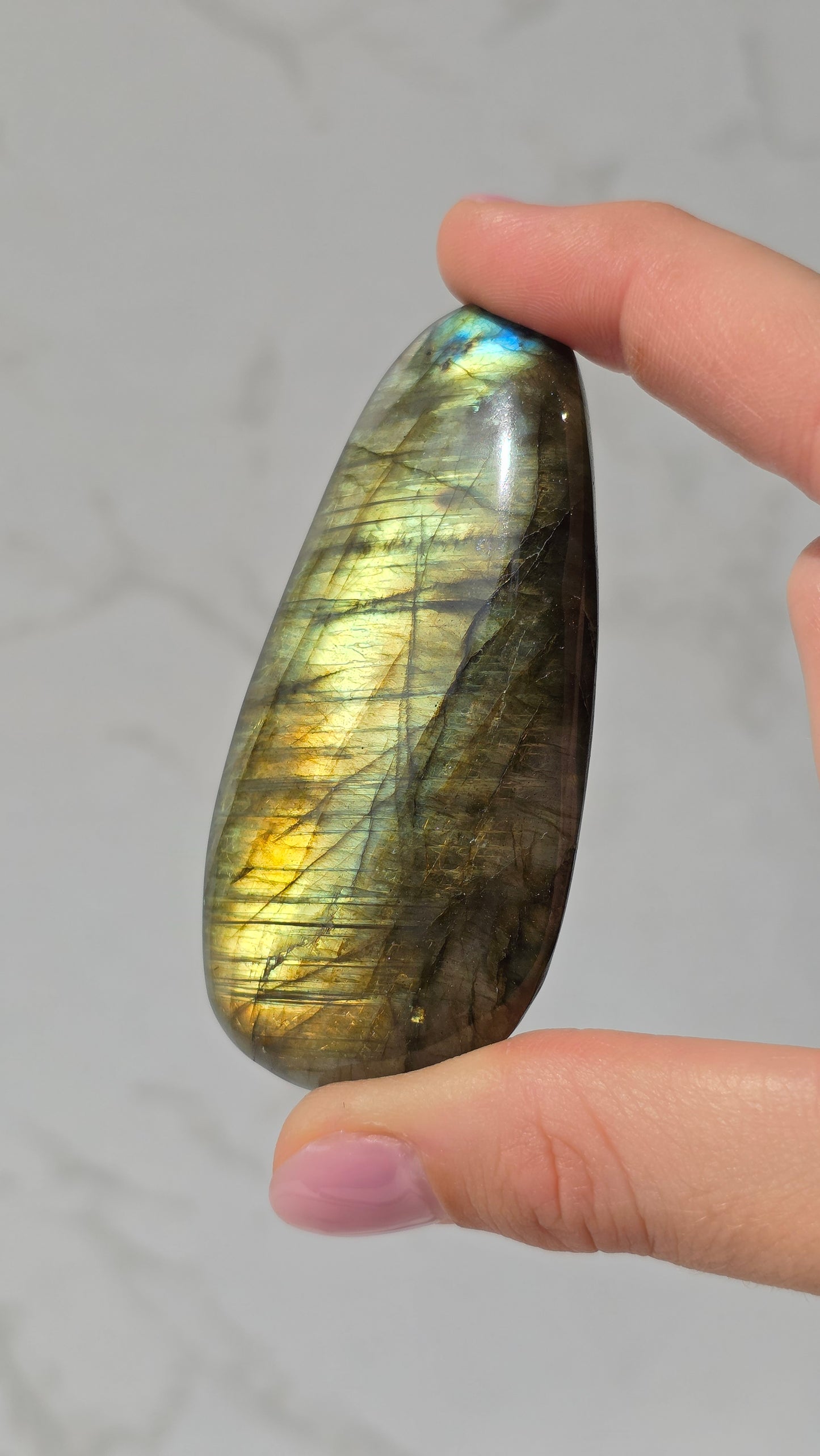 Bunt schillernder Labradorit Scheibenstein