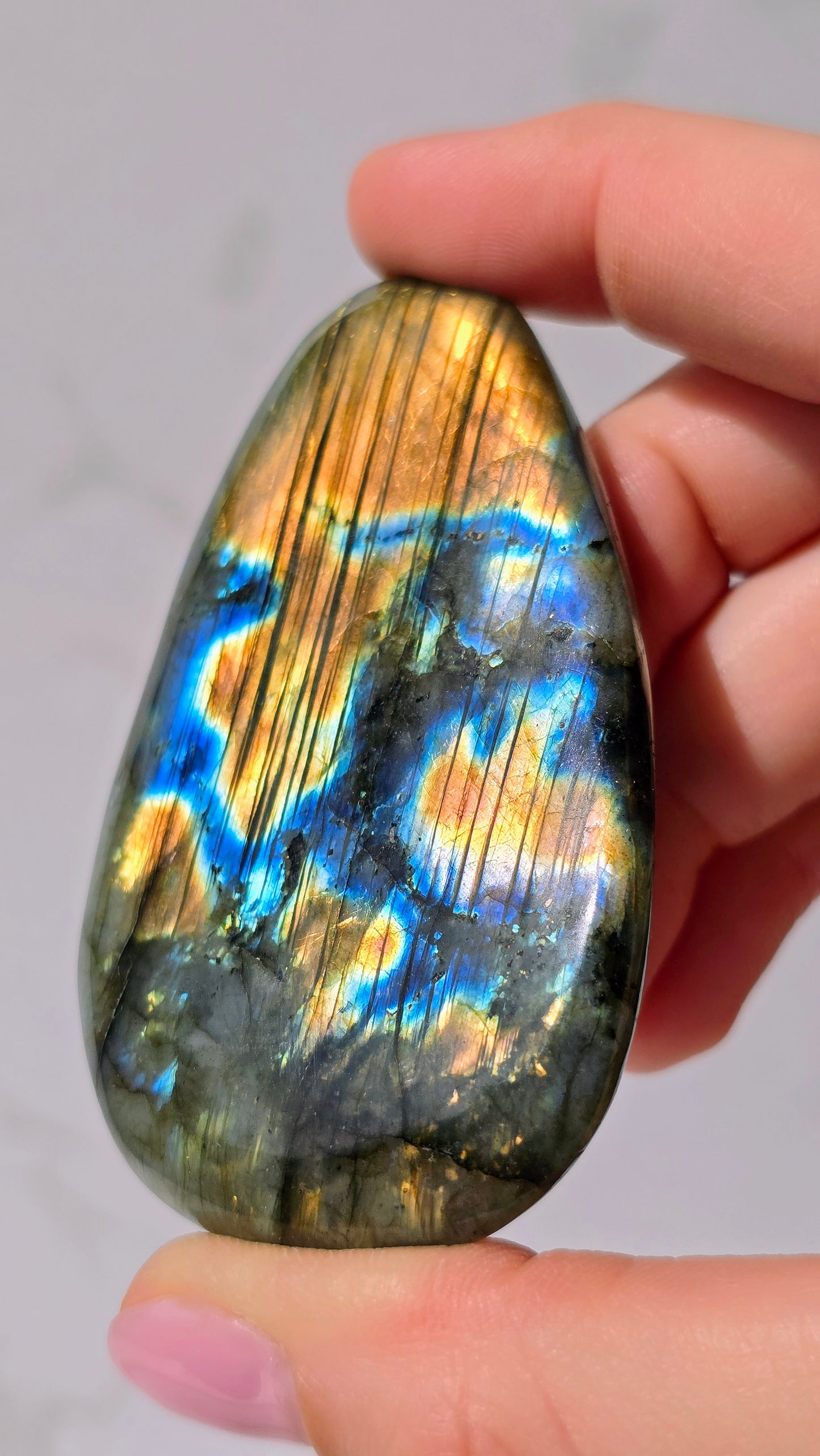 Bunt schillernder Labradorit Scheibenstein