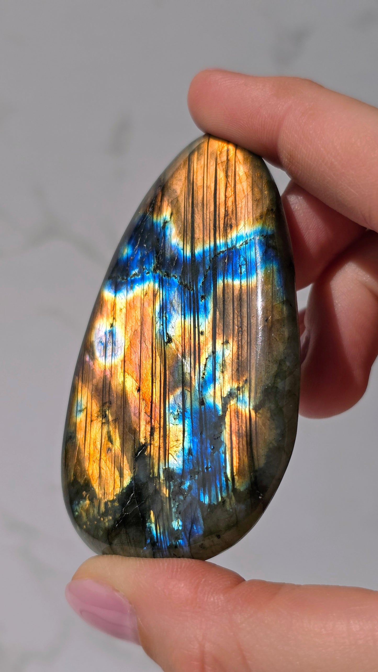 Bunt schillernder Labradorit Scheibenstein