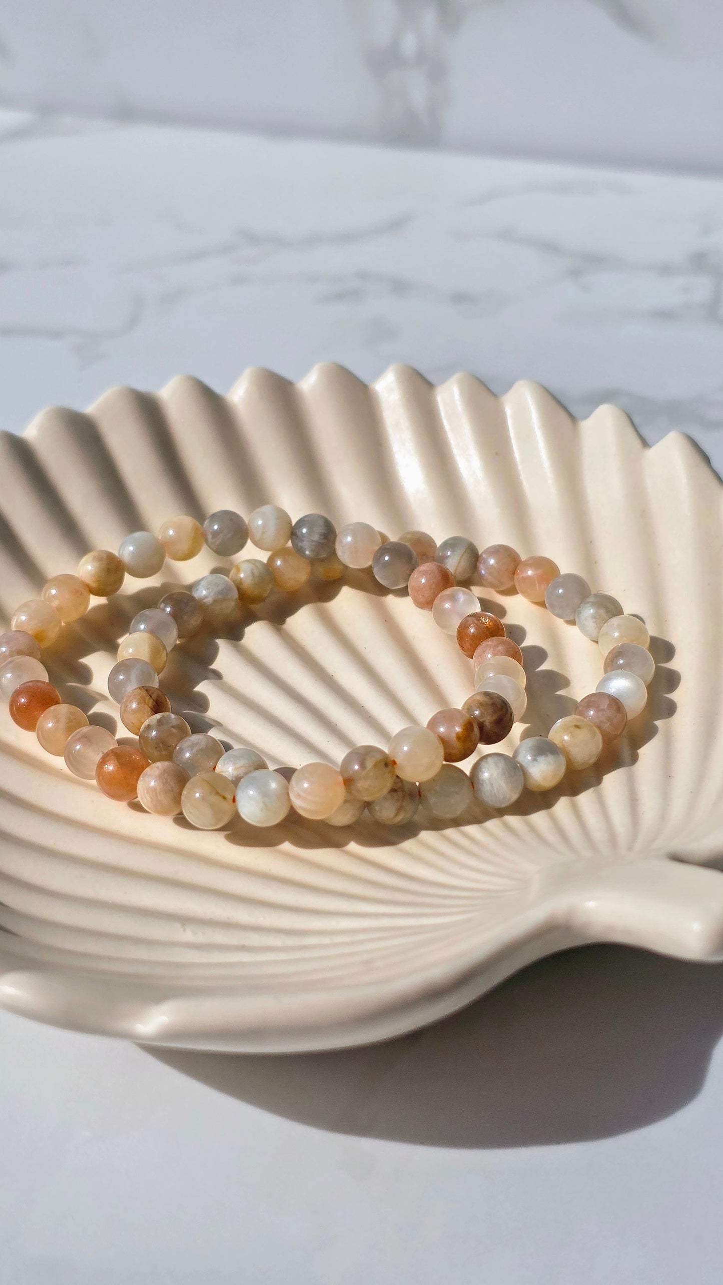 Buntes Mondstein Armband – 6 mm Kugeln | Sanft schimmernde Vielfalt