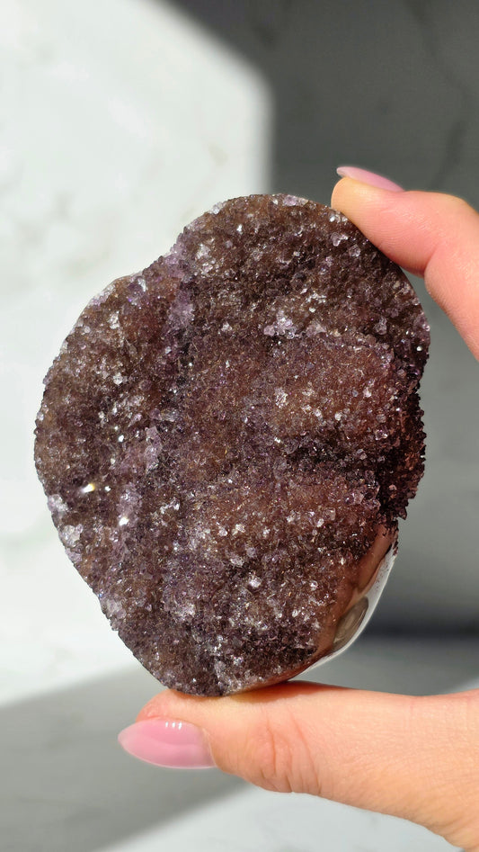 Roter Amethyst Freiform mit Glitzereffekt aus Brasilien